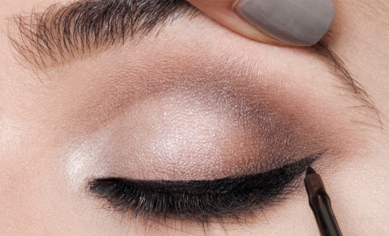 Tutoriel Maquillage Oriental etape 1 - Eye liner